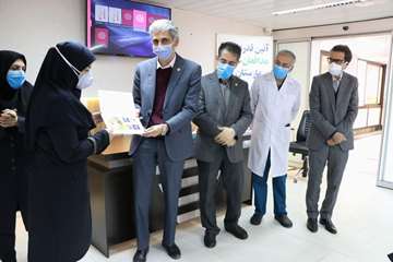 آیین قدردانی از افتخارآفرینان حماسه و ایثار در دوران کرونا ویروس بیمارستان کوثر سمنان99.09.11 